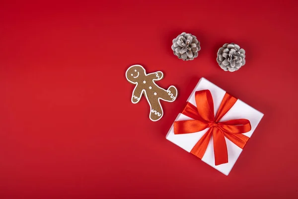 クリスマス ギフト ボックス リボン弓やお祭り休日の装飾と赤い背景上に存在します。水平下罫線コピー スペース平面図 — ストック写真