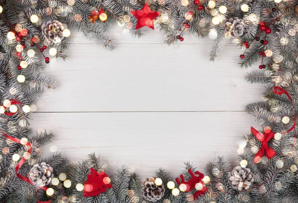 Kerstmis achtergrond op het witte houten bureau. Top viev met kopie ruimte — Stockfoto