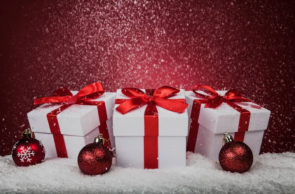 Cajas de regalo blancas y sobre fondo rojo. Copiar espacio para el texto — Foto de Stock