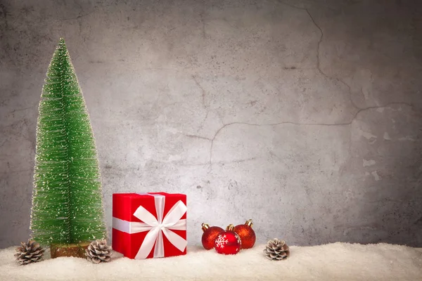 Cajas de regalo blancas y abeto frente al fondo de la pared de hormigón. Copiar espacio para su texto — Foto de Stock