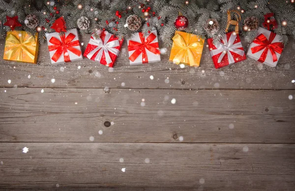 Fondo de Navidad con decoraciones y cajas de regalo en tablero de madera grunge. Vista superior — Foto de Stock