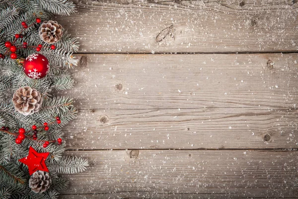 Fondo de madera grunge de Navidad con abeto de nieve. Ver con espacio de copia —  Fotos de Stock