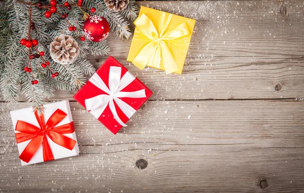 Sfondo natalizio con decorazioni e scatole regalo su tavola di legno grunge. Vista dall'alto — Foto Stock