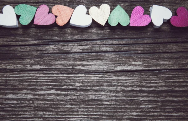 Carte de Saint Valentin. Un cœur coloré sur un vieux fond en bois. Espace de copie pour le texte . — Photo