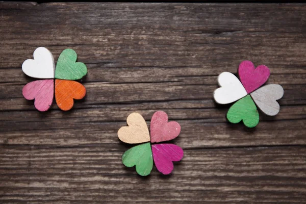 Un cœur coloré sur un vieux fond en bois. Carte Saint-Valentin . — Photo