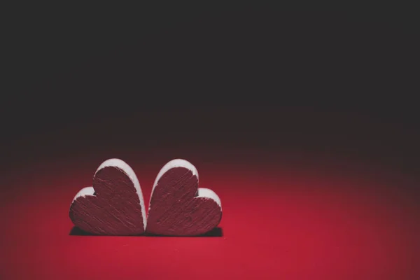 Két szív, piros háttér. Valentin-napi üdvözlőlap. Hely, a szöveg másolása. — Stock Fotó