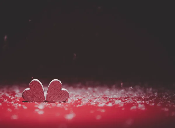 Dos Corazones sobre fondo rojo. Tarjeta de San Valentín. Copia espacio para tu texto . — Foto de Stock