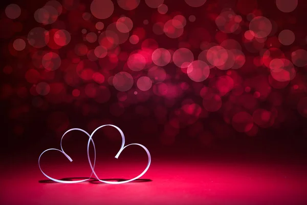 Két fehér szív, piros háttér. Valentin-napi üdvözlőlap. Hely, a szöveg másolása. — Stock Fotó