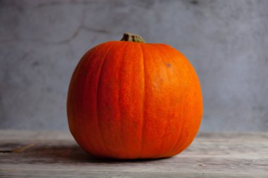 Ahşap arka planda sarı sonbahar halloween kabaklar