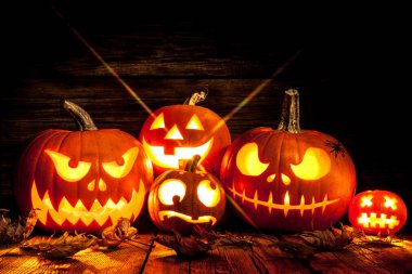 Ahşap arka planda Cadılar Bayramı balkabağı kafası krikosu