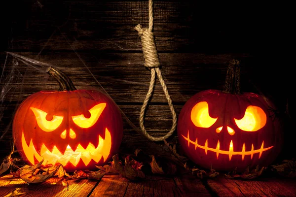 Două mufă de cap de dovleac de Halloween pe fundal din lemn întunecat — Fotografie, imagine de stoc
