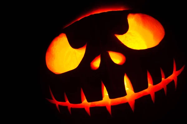 Příšerný Halloween dýně hlava jack lucerna na černém pozadí — Stock fotografie