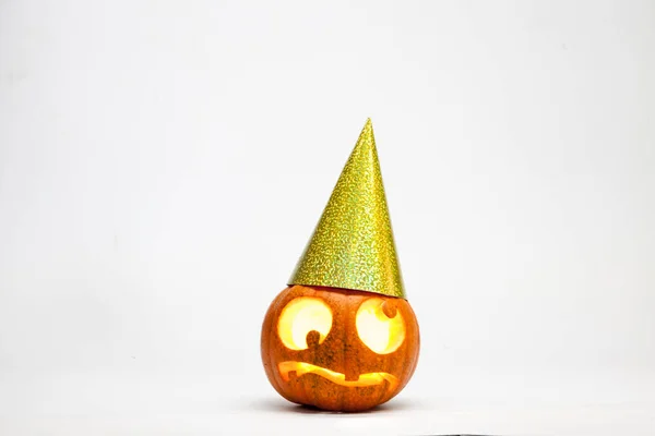 Linterna de gato de cabeza de calabaza de Halloween con velas encendidas con tapacubos festivos aislados sobre fondo blanco Imagen De Stock