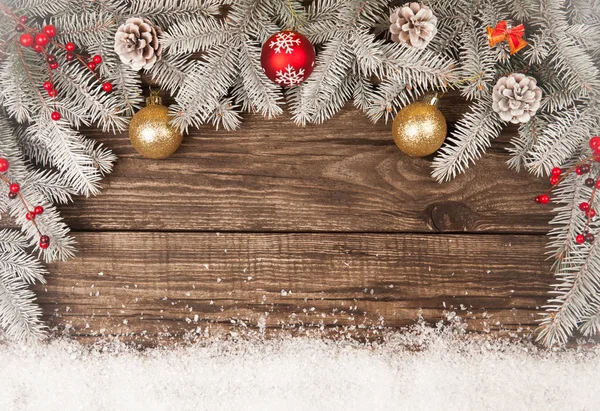Natal grunge fundo de madeira com abeto de neve. Vista com espaço de cópia — Fotografia de Stock