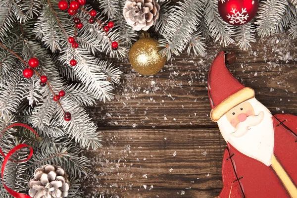 Vánoční grunge dřevěné pozadí s sníh jedle a Santa Claus. Zobrazit kopie prostor — Stock fotografie