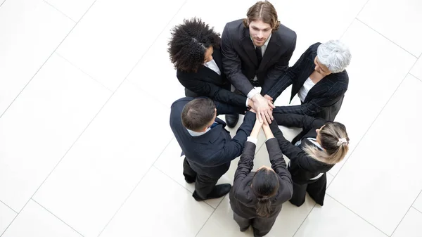 Visão superior de pessoas de negócios colocando as mãos juntas. Pilha de mãos . — Fotografia de Stock