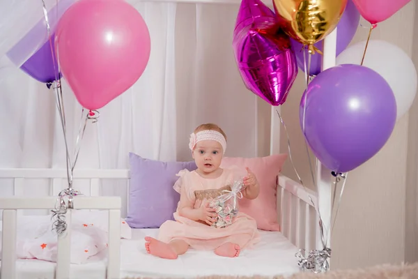 A criança recebeu um presente para o seu aniversário e gosta — Fotografia de Stock