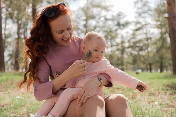 Ragazza Solletica Guancia Del Bambino Seduto Nel Parco Ridendo Felicemente Immagine Stock