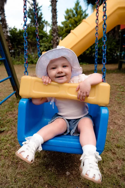Bebê Está Sorrindo Uma Viagem Divertida Balanço Ela Joga Balanço — Fotografia de Stock