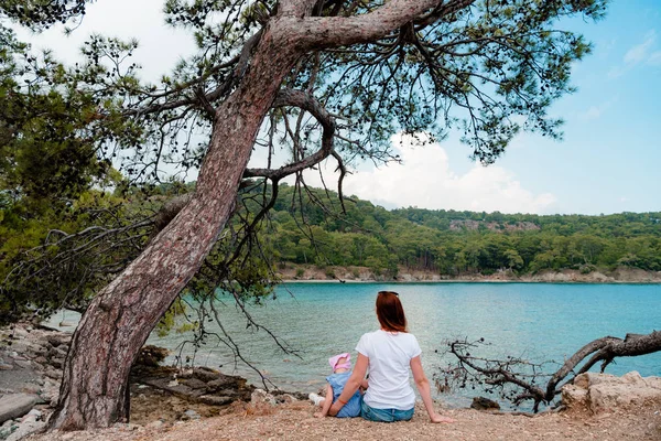 Niña Niño Sentado Guijarro Junto Abeto Fondo Mar Azul Verdes —  Fotos de Stock