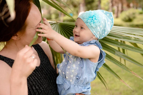 Menina Segura Bebê Seus Braços Brinca Com Sua Folha Palma Imagem De Stock