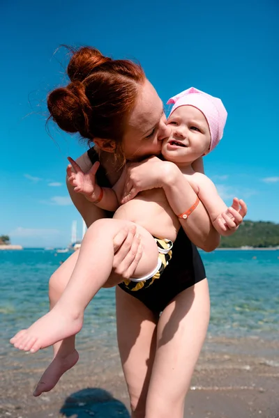 Menina Brincando Com Uma Criança Praia Perto Água Ambos Usam Imagens Royalty-Free