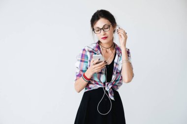 Onun kulaklık üzerinde koyarak kız