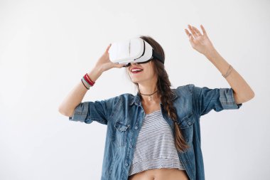 Çekici kadın VR teknolojisi yaşıyor