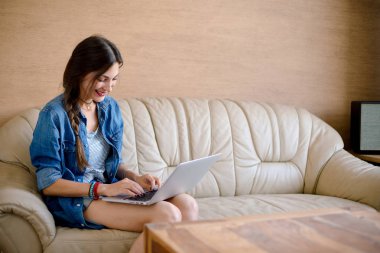 Çekici Bayan usig laptop deri kanepe