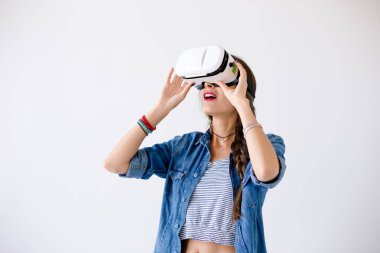 Studio Vr gözlüklü genç kadın