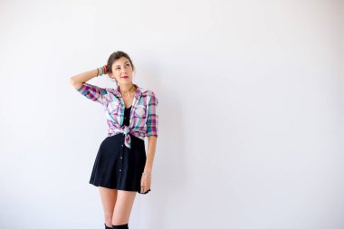 Bir şey hakkında düşünmeye arama memnun kız