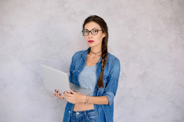 Estudante com laptop e óculos — Fotografia de Stock