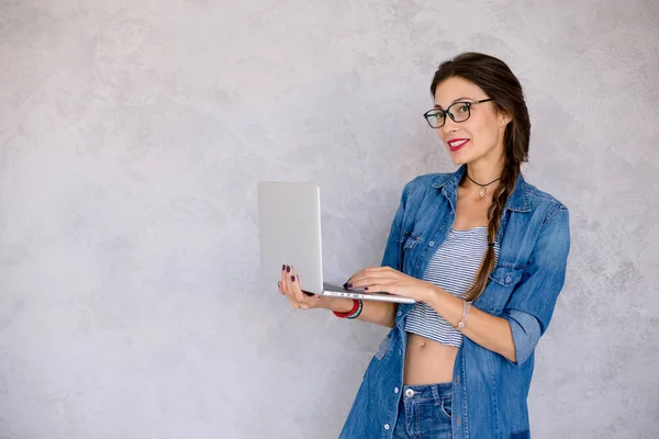 Lächelnde Frau tippt auf Laptop — Stockfoto