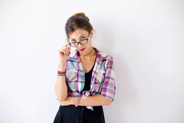 Mulher jovem e atenciosa usando óculos — Fotografia de Stock
