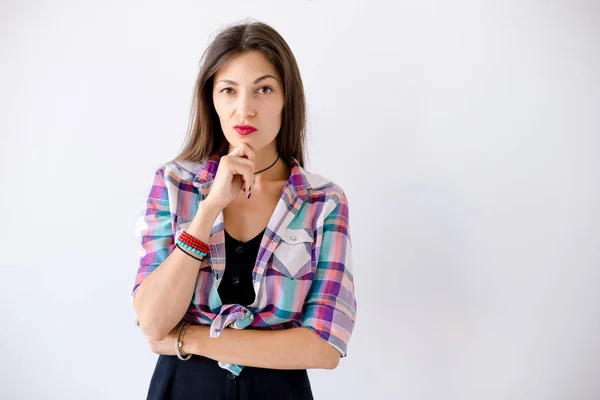 Mujer sosteniendo su brazo en la barbilla teniendo una idea — Foto de Stock