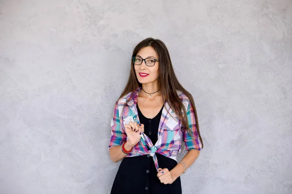 Hipster chica con gafas mirando a la cámara —  Fotos de Stock