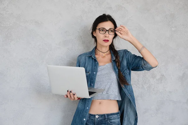 Ragazza premurosa rimanere concentrati — Foto Stock