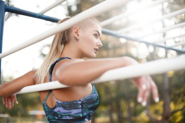 Kız onu egzersiz bir mola.