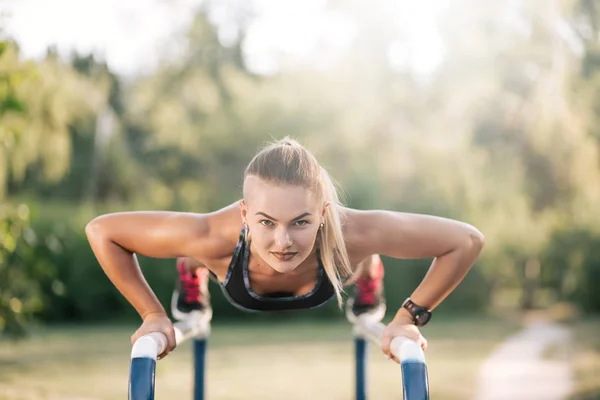 Ejercicio de entrenamiento al aire libre — Foto de Stock