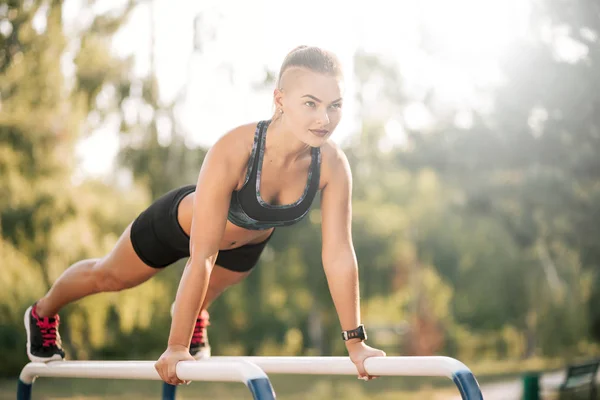 Ejercicio de entrenamiento al aire libre — Foto de Stock