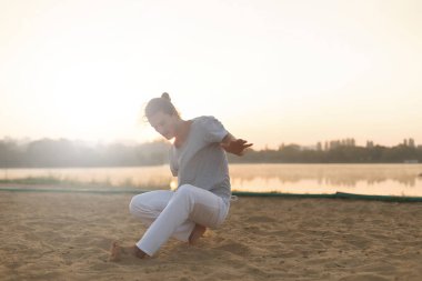 Sahilde hareketleri yapma atletik capoeira sanatçı