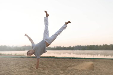 Atletik capoeira sanatçı egzersiz eğitim plaj sunris