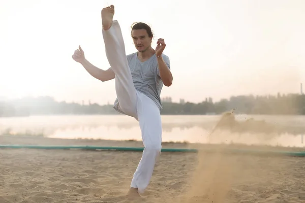 Atletic capoeira performer antrenament pe plajă sunris — Fotografie, imagine de stoc