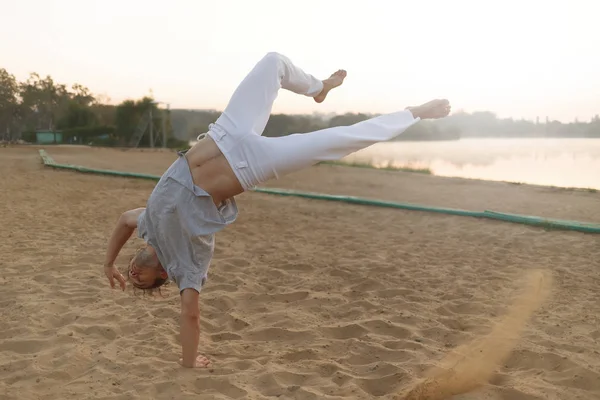 Atletic capoeira performer antrenament pe plajă sunris — Fotografie, imagine de stoc