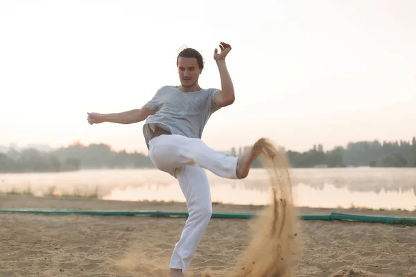 Atletic capoeira performer antrenament pe plajă sunris — Fotografie, imagine de stoc