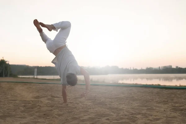 Atletic capoeira performer antrenament pe plajă sunris — Fotografie, imagine de stoc