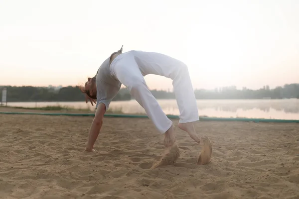 Atletik capoeira sanatçı egzersiz eğitim plaj sunris — Stok fotoğraf