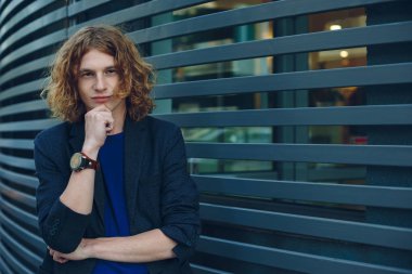 Model adam kentsel fütüristik arka plan