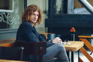 Kahve ile poz kırmızımsı adam ilginç portre