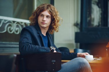 Kahve ile poz kırmızımsı adam ilginç portre